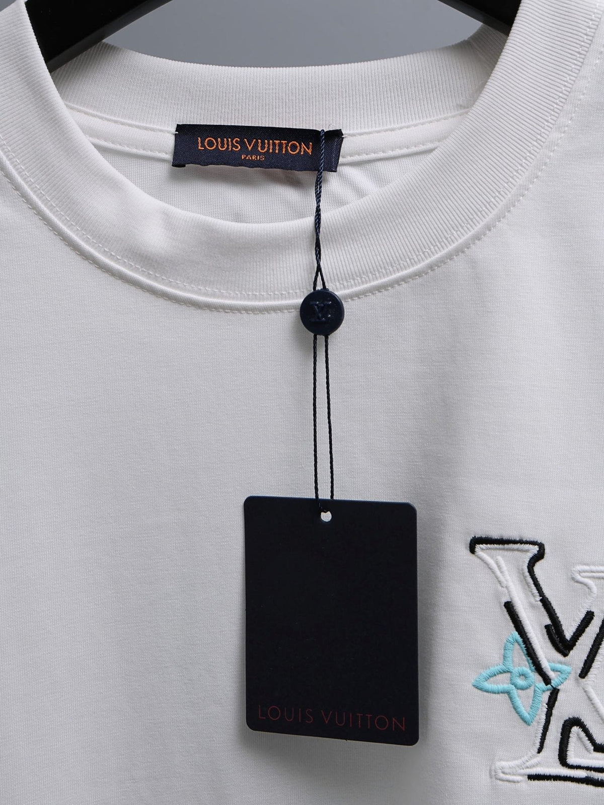 Louis Vuitton*LV White Embroidered Graphic T-Shirt — hang_tag